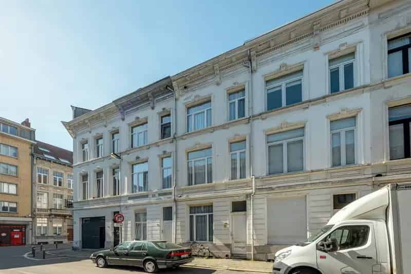 Karaktervolle burgerwoning met potentieel in geliefde buurt