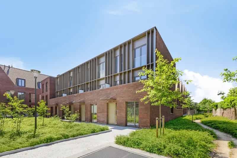 Schitterende, lichtovergoten woning in het gegeerde Oud-Rekem, Lanaken.