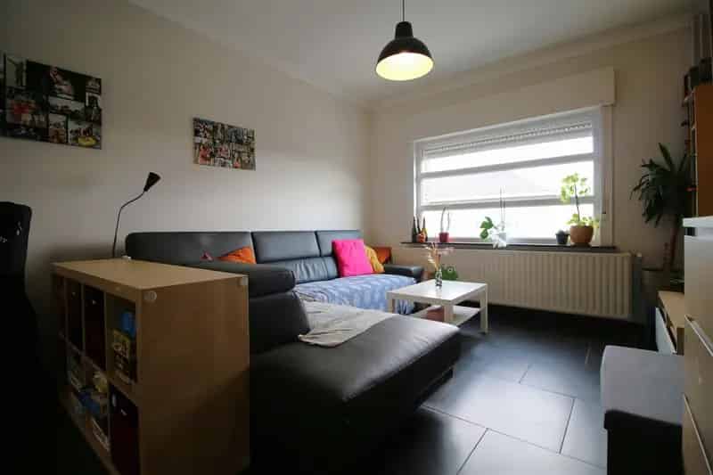 Gerenoveerde woning met 4 slpks, aparte garage en tuin