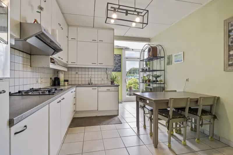 Deze goed onderhouden en charmant herenhuis bevindt zich vlakbij het centrum van Gistel.
Met zijn unieke indeling, ruime woonvertrekken en goed georiënteerde tuin kan deze woningperfect dienst doen voor grote gezinnen of mensen die een grote hobbyruimte k