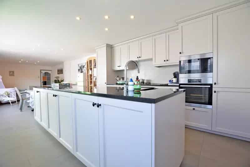 Op te frissen rijwoning op 360m² met 4 slaapkamers + garage & achterliggende loods / werkplaats te Adinkerke (De Panne).