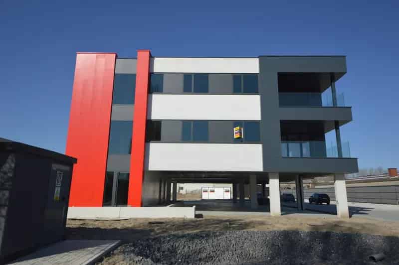NIEUWBOUWKANTOREN MET PARKING NABIJ E40