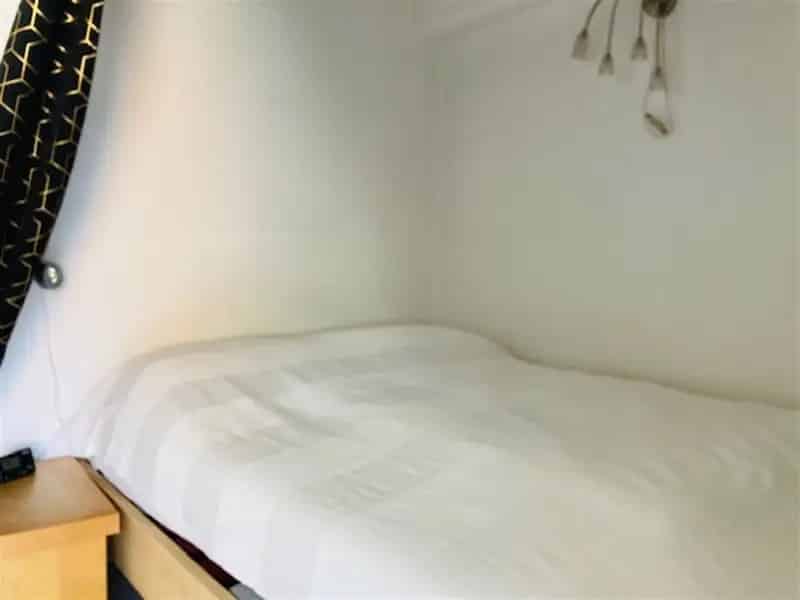 Gemeubelde studio met balkon - EU Wijk