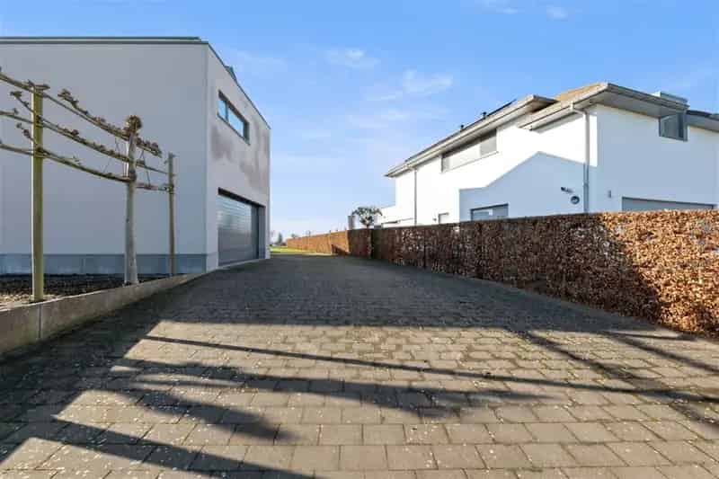 STIJLVOLLE OPEN BEBOUWING MET 3 SLKS OP EEN KNAP PERCEEL