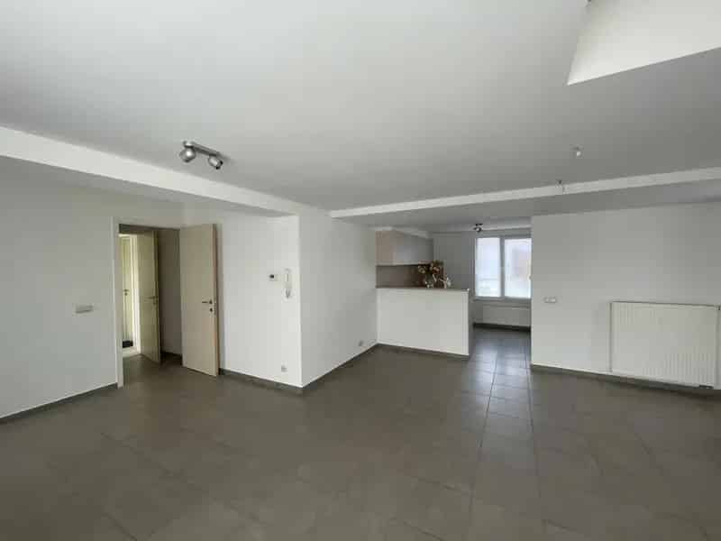 ERONDEGEM - Gerenoveerd duplexappartement met ruim terras.