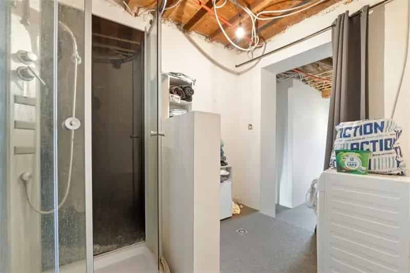 RUIM TE RENOVEREN GEZINSWONING MET GARAGE IN LANDEN