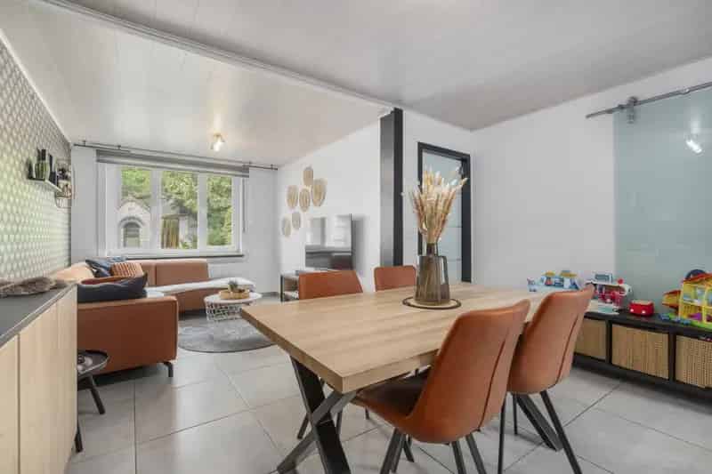Ben je op zoek naar een instapklare woning in Schellebelle? Dan is deze woning nabij het Dorp van Schellebelle zeker iets voor jou! 

Indeling gelijkvloers: 
- Inkomhal
- Inpandige garage
- Woonkamer 
- Uitgeruste keuken
- Apart toilet
- Badkamer met douc