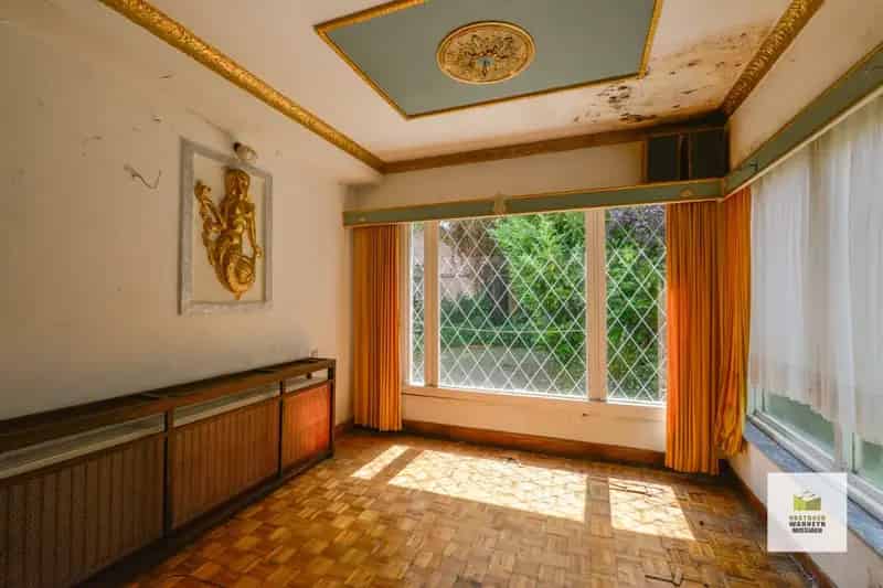 Karaktervolle, te renoveren woning met 3 slaapkamers, diepe tuin, garage met uitweg