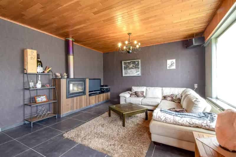 Instapklare woning met ruim handelspand op landelijke ligging te Koekelare