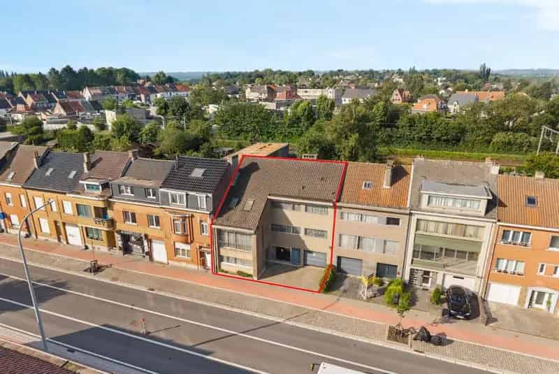 ** IN OPTIE **. Karaktervolle voormalige dokterswoning met praktijkruimte, lift, dubbele garage, 5 SLPK. en grote tuin