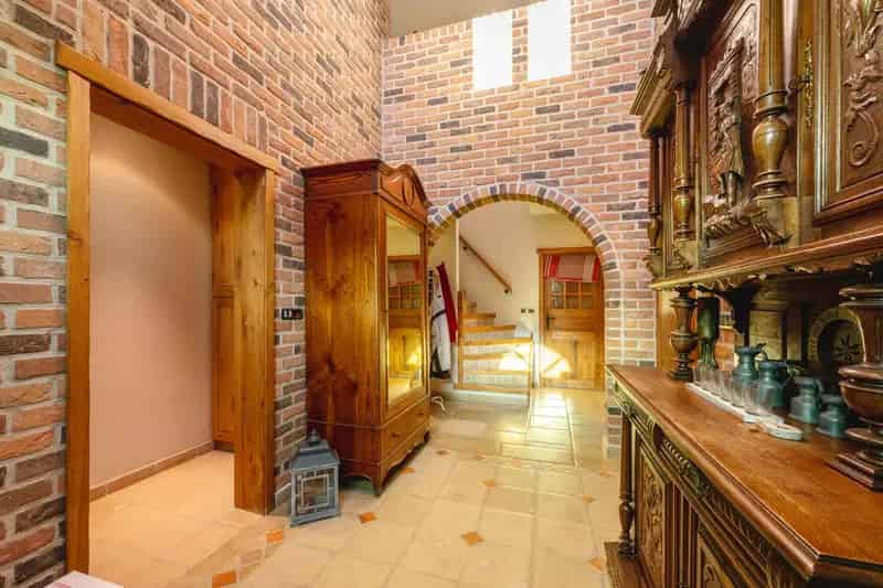 Alleenstaande woning met handelsruimte te Tielt.