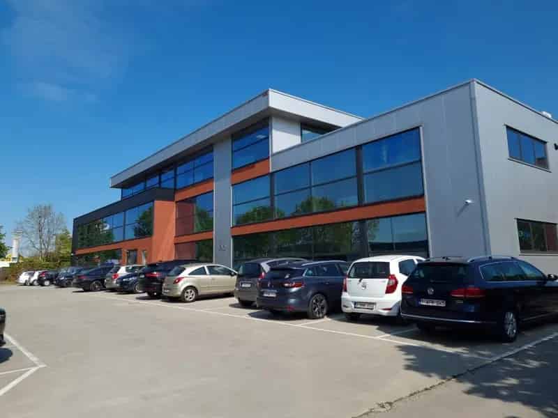Terbeschikkingstelling van infrastructuur in vernieuwde kantoren met parking, v.a. 21 m², Genk-Noord