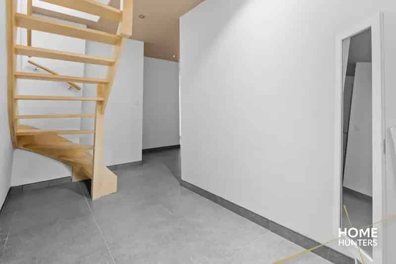 Instapklare gezinswoning met 3 slaapkamers, ruime garage en vergezichten in hartje Zonnebeke