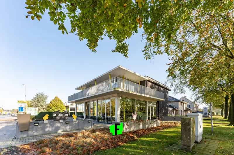 Uniek handelseigendom met 2 verhuurde appartementen te koop op uiterst interessante ligging in Diksmuide