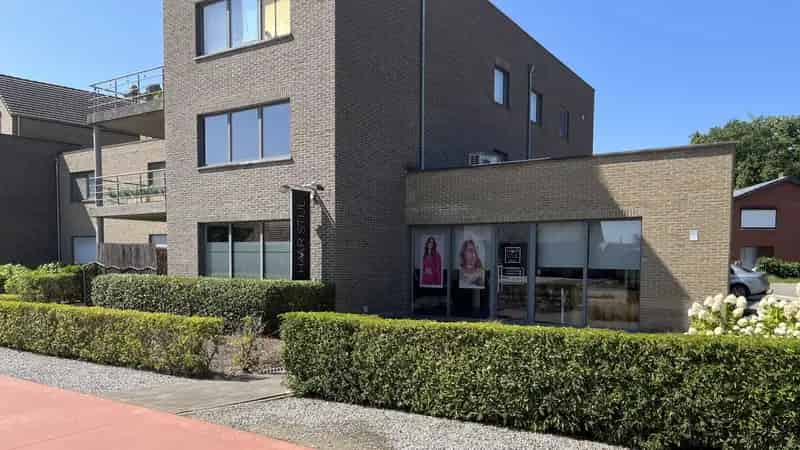 Instapklaar handelspand met aanpalend 1 slaapkamer appartement