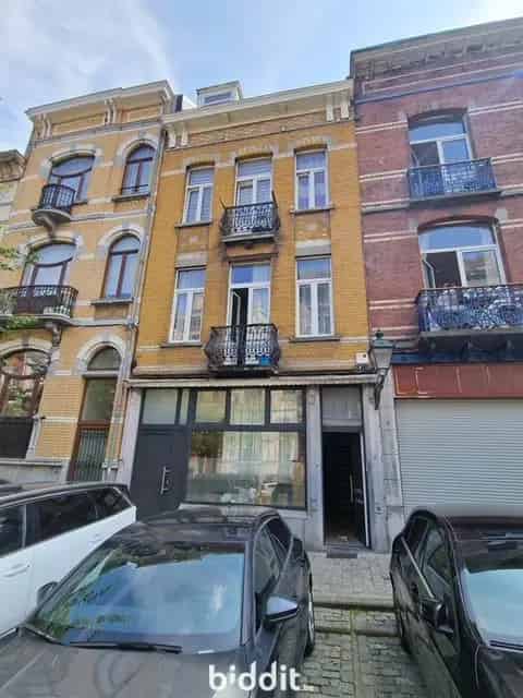 Een huis met 2 verdiepingen