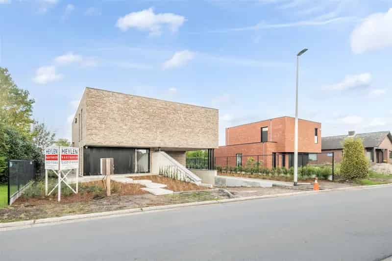 Hoogwaardige nieuwbouwwoning in centrum Lommel met 4 slaapkamers