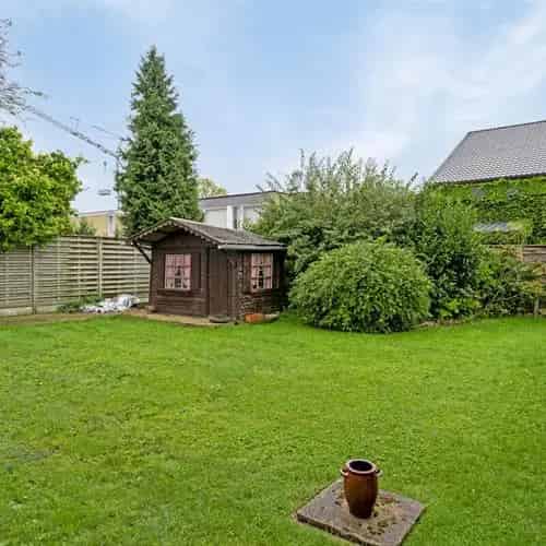 TE RENOVEREN BUNGALOW IN een RUSTIGE WOONWIJK MET MOOIE WOONVOLUMES