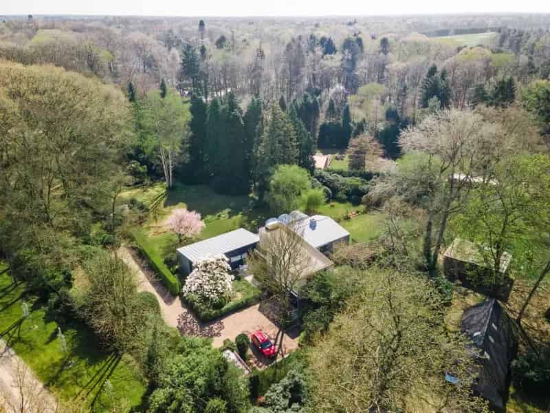 Laagbouwvilla op domein van 4.953 m²