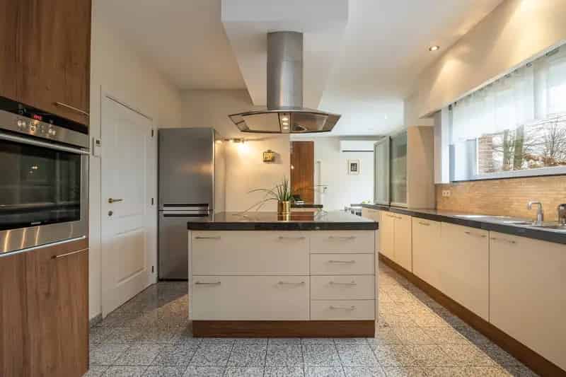 Ruime energiezuinige villa in De List te Schoten met 5 slaapkamers, 2 badkamers, tuin, terras en dubbele garage !