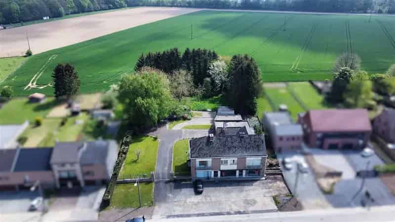 Veelzijdig renovatiepand met woonst en winkel Vloesberg