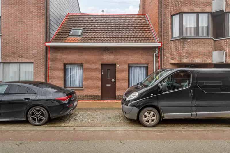 Te renoveren woning met 2 slpks en garage!