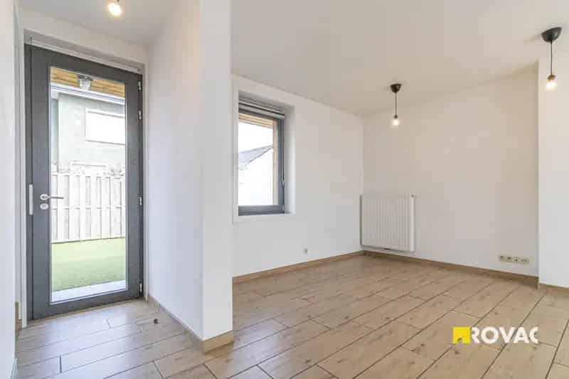 Gerenoveerde hoekwoning met 2 slaapkamers, tuin en uitweg.