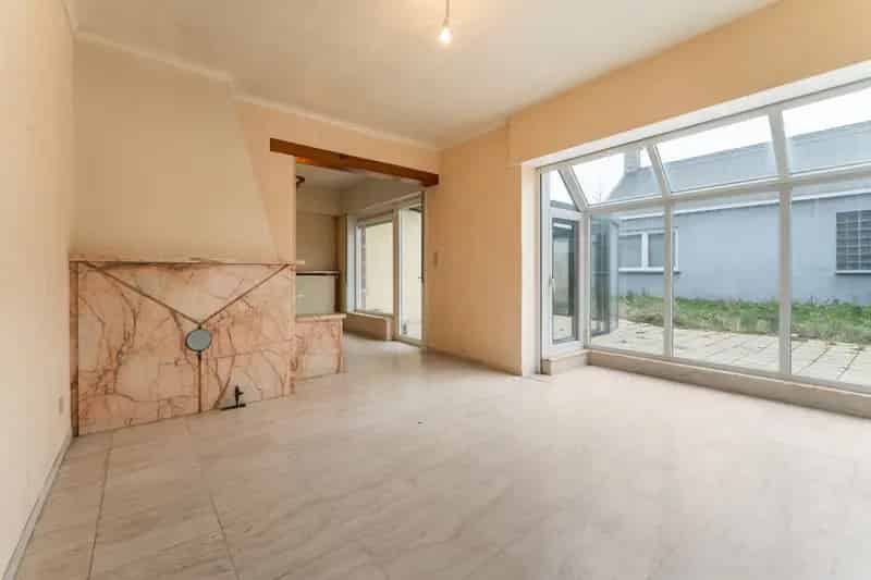 Centraal gelegen woning met 4 slpk , 2 garages en stadstuin
