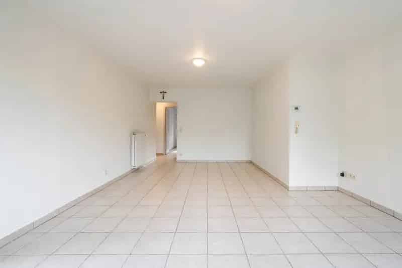 Ontdek dit zeer ruim, lichtrijk en karaktervol gelijkvloers appartement in kleinschalige residentie "De Brouwerij".

De indeling van het appartement is als volgt:

- Zeer lichtrijke leefruimte
- Geïnstalleerde keuken
- Gastentoilet
- Badkamer
- 2 slaapkam