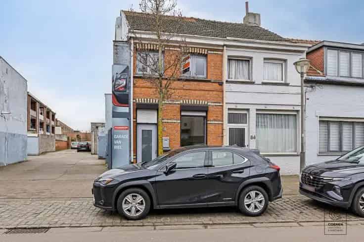 Te renoveren woning met 4 slaapkamers te Deurne