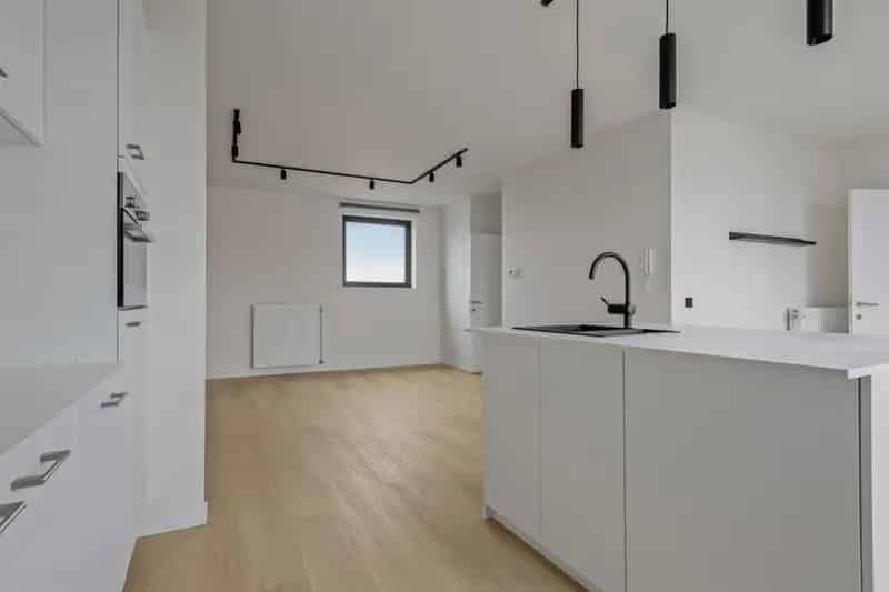 Appartement met 4 slpks en 2 badkamers en 4 staanplaatsen te koop op toplocatie!