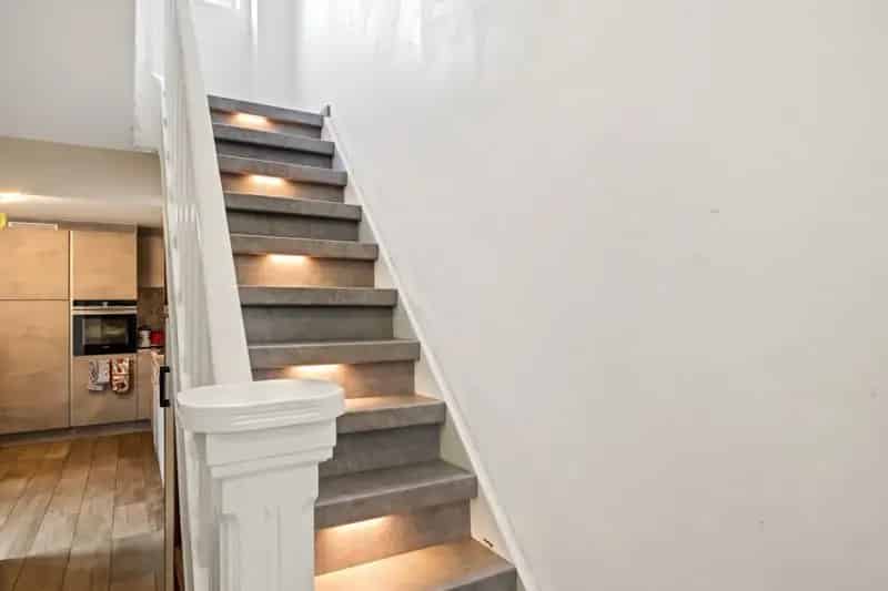 Zedelgem. Centraal gelegen vernieuwde HALF OPEN BEBOUWING met 4 slaapkamers, dressing, garage en bergingen. Ideale ruime gezinswoning met vloerverwarming!