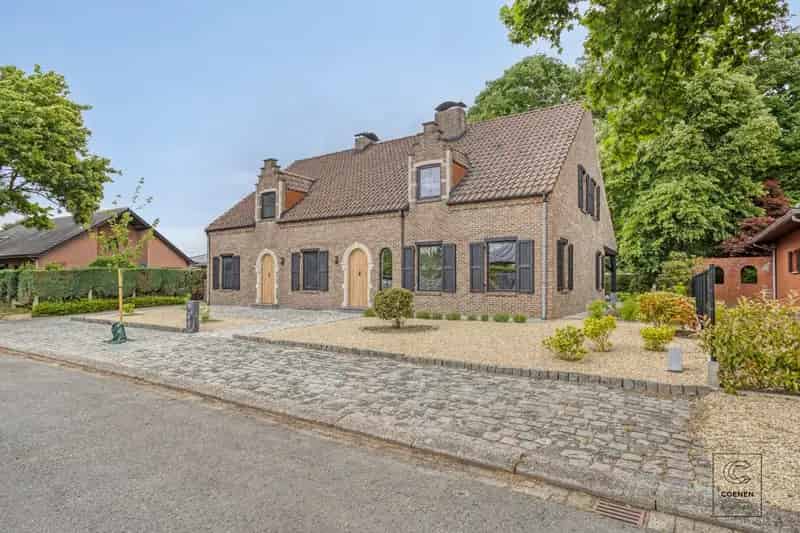 Prachtig, volledig gerenoveerde villa van 351 m² en 6 slaapkamers op een uiterst rustige locatie!