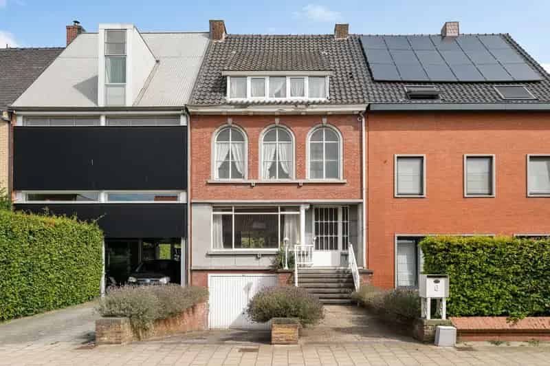 Ruime, te renoveren gezinswoning met 4 slpks, garage en tuin