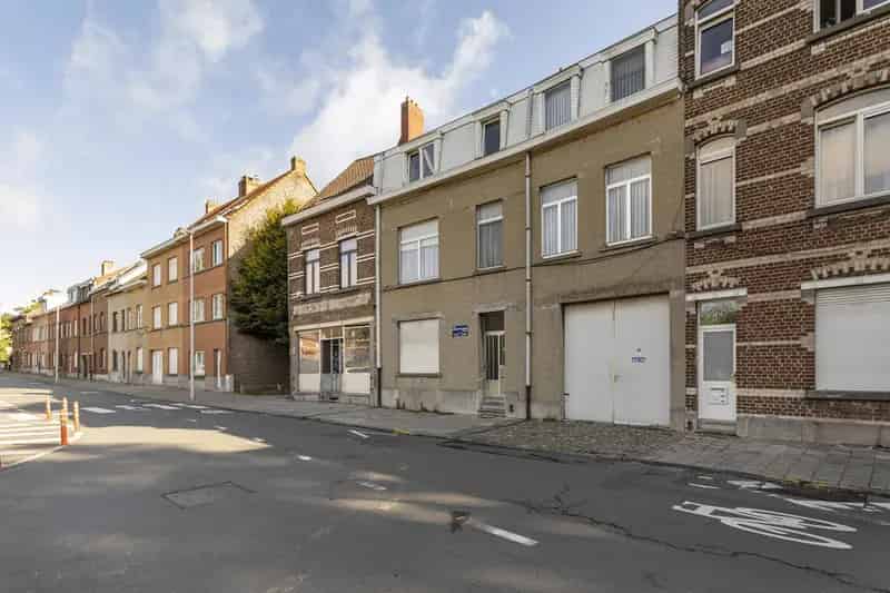 Te renoveren duplex-appartement met 2 slaapkamers.