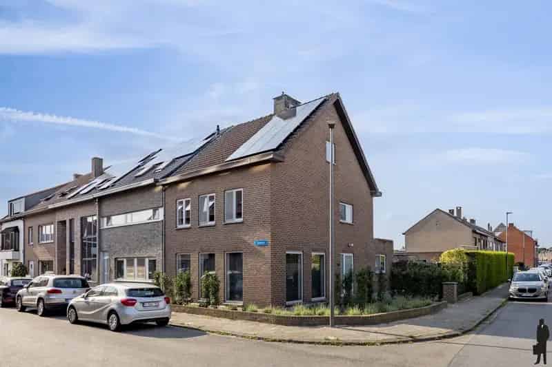 Stijlvolle woning met 3 slpk., 2 gar. en ruime tuin op 410m²