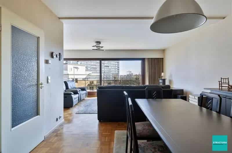 Ruim 2-slaapkamerappartement te Laken.