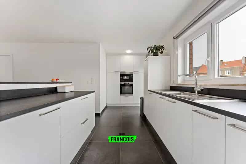 Instapklare rijwoning met zonnige tuin en garage in hartje Blankenberge