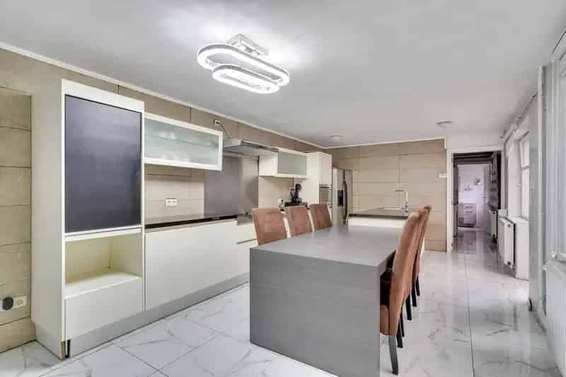 Gerenoveerde gezinswoning met vier slaapkamers