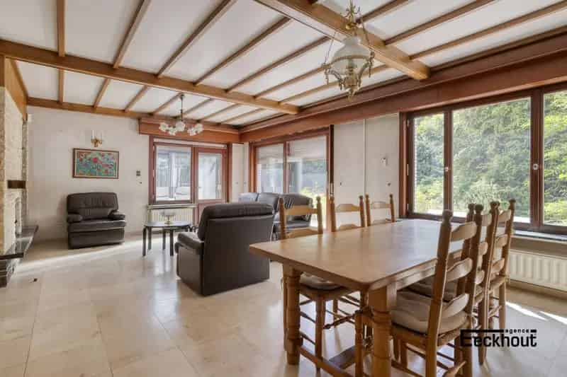 Zeer ruime (247 m²), halfopen woning met veel potentieel!