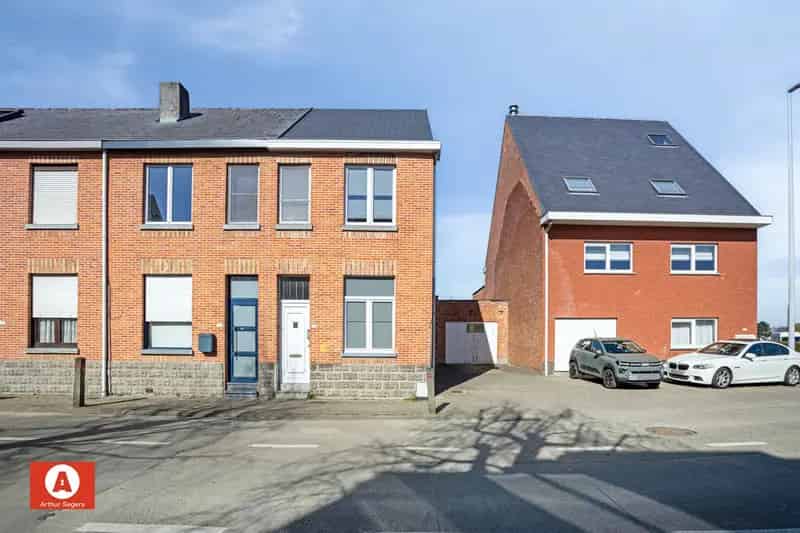 Gezinswoning met 4 slaapkamers, tuin en gerenoveerd dak.