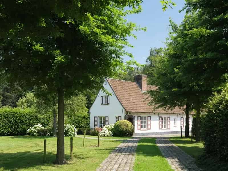 Destelbergen. Op te frissen woning in hoevestijl met aanhorigheden, gelegen op een bijzonder ruim perceel (4.783 m2) omgeven door groen.