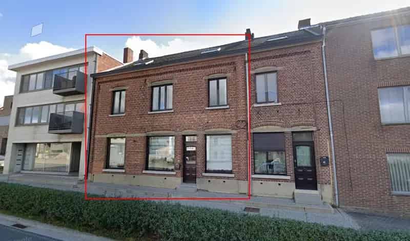Huis met 3 slk- en tuin gelegen in groene omgeving te As.