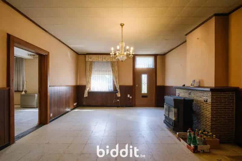 HOEVE MET AANPALENDE GRONDEN