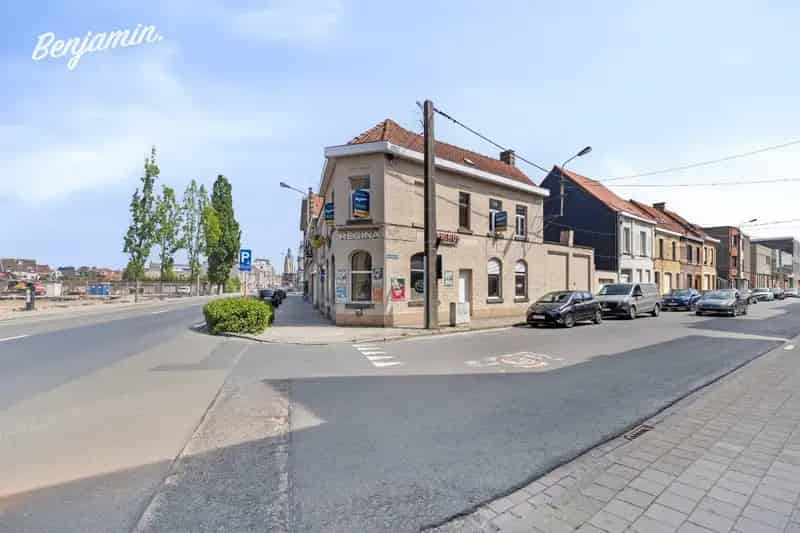 Hoekpand/horecazaak met woonst op een topligging in Roeselare-centrum