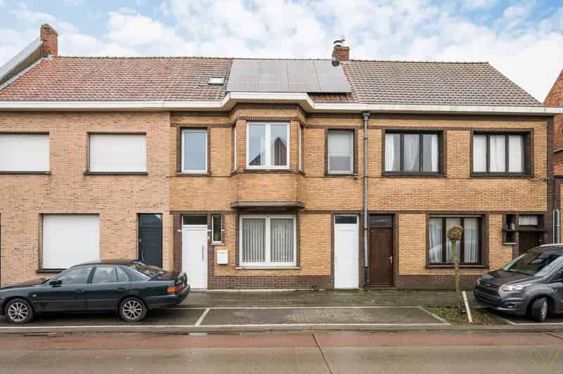 Huis te Koop Adegem: Instapklare woning met 4 slaapkamers en tuin