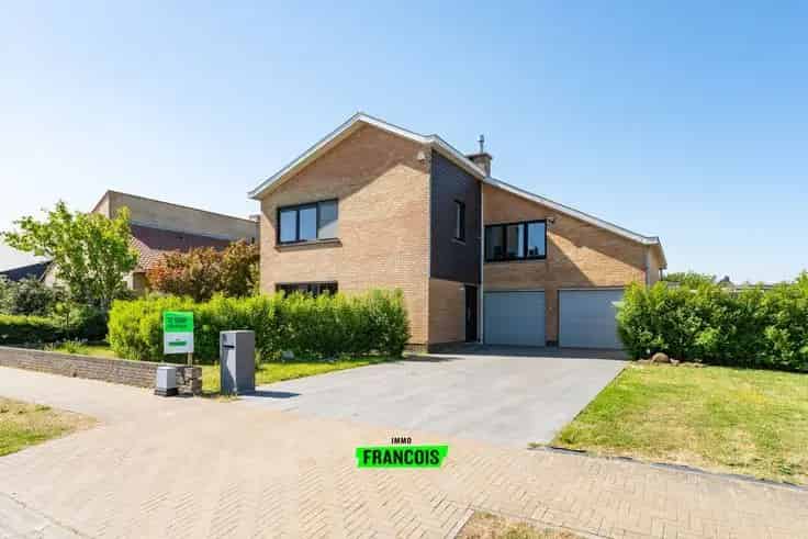 Statige Villa Nabij Strand Raversijde