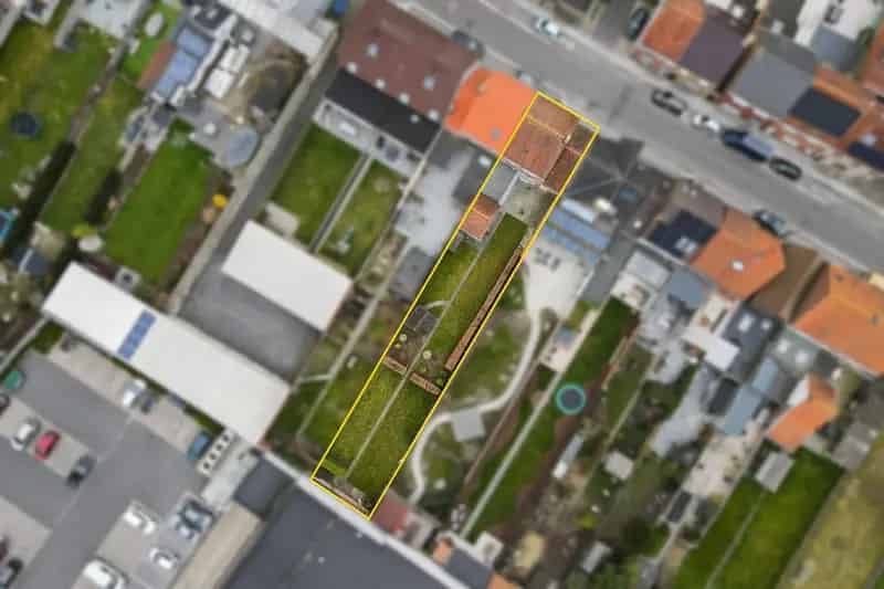 Op te frissen ruime woning op 514 m² in het centrum van Eernegem