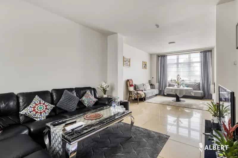 Ben je op zoek naar een solide investering met onmiddellijk rendement én potentieel op lange termijn? Ontdek deze interessante meergezinswoning in Roosdaal, bestaande uit twee ruime en goed onderhouden appartementen – elk met aparte voorzieningen, conform