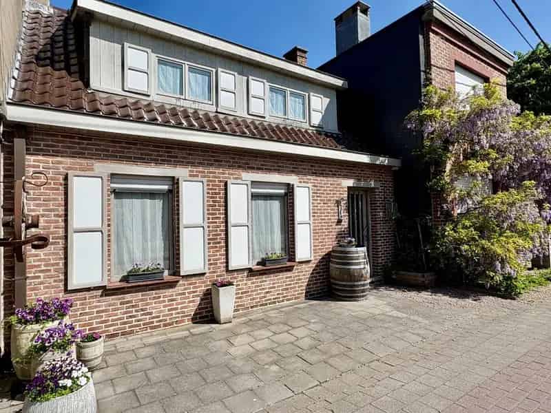 Charmante en instapklare woning in groene omgeving met dubbele garage.